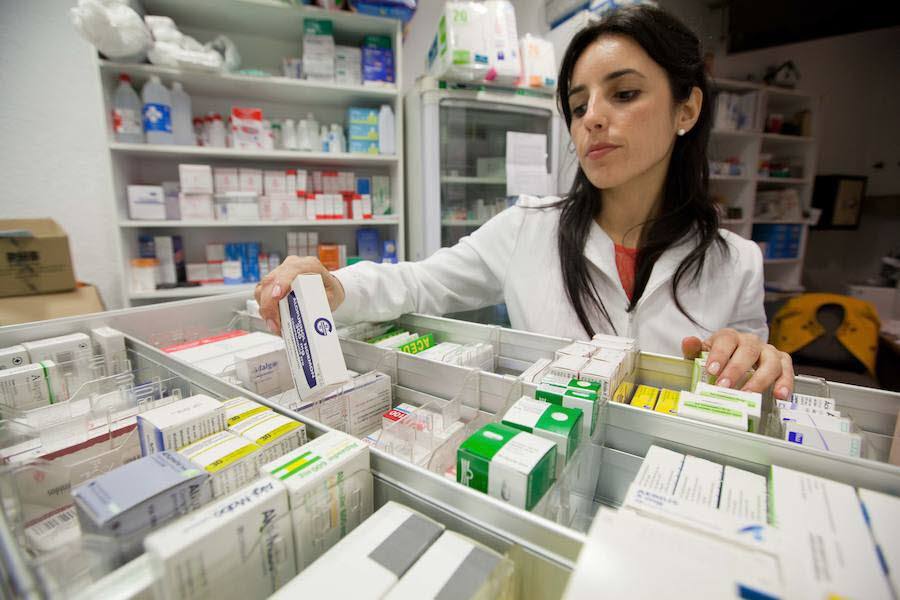 Una farmacéutica de Granada busca medicamentos genéricos.