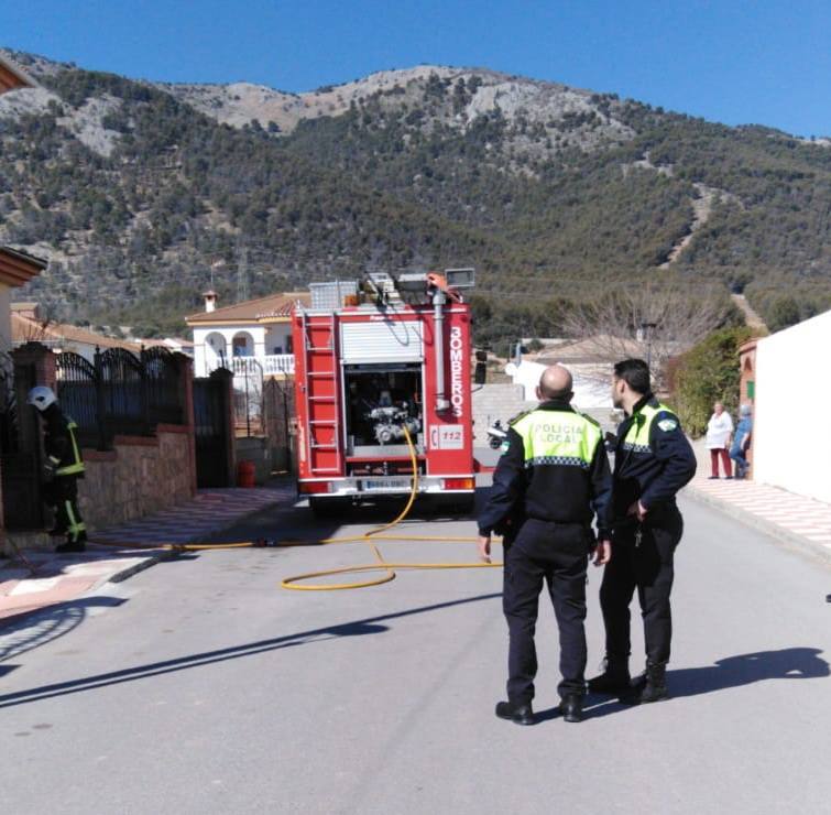 Bomberos y Policía Local de Íllora trabajan en la extinción del incendio.