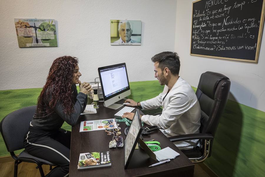 Roberto Oliver comenta a Laura Bueno aspectos sobre una nutrición adecuada a su entrenamiento.