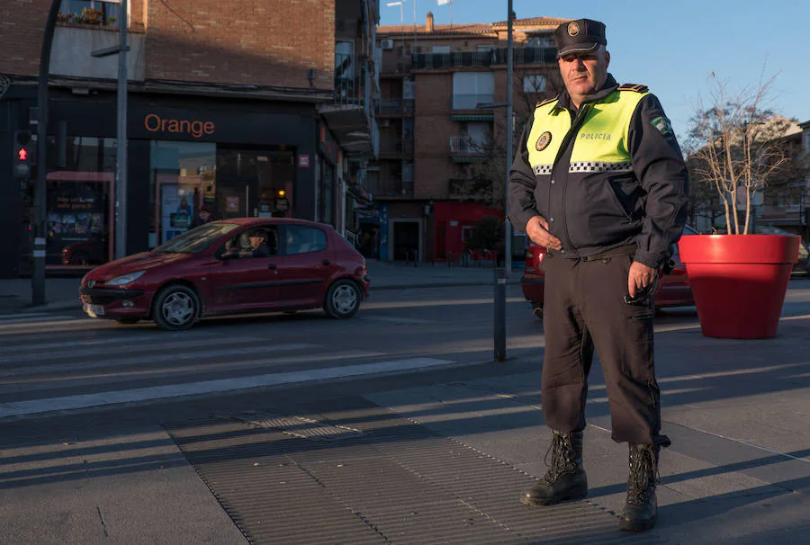 Francisco Cuadros frente a la sede de Orange, donde antes estaba la sucursal del BBVA; allí murieron los dos mafiosos.