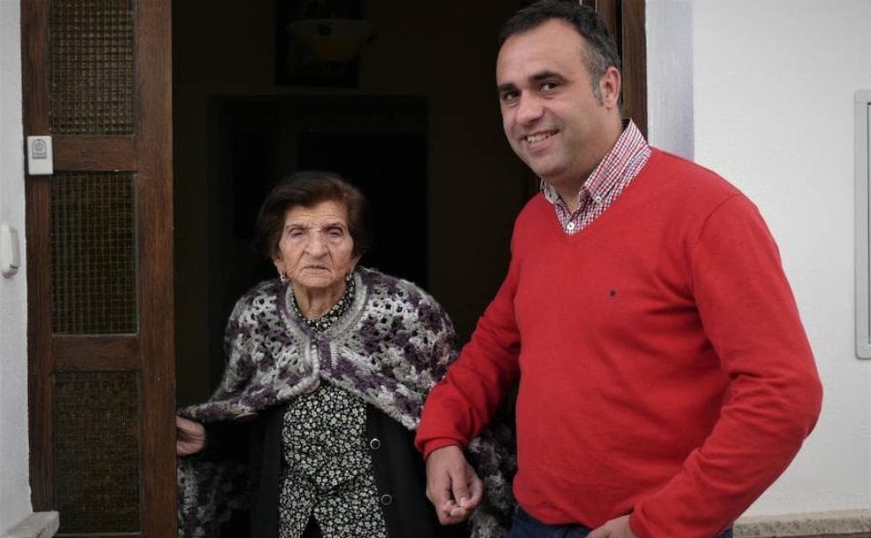 Rufina Gamarra, acompañada por su nieto, alcalde de Alhendín.
