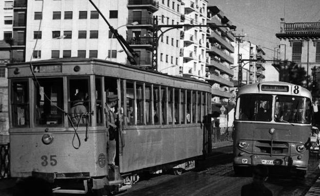 Un tranvía y un autobús se cruzan en los últimos día de convivencia 