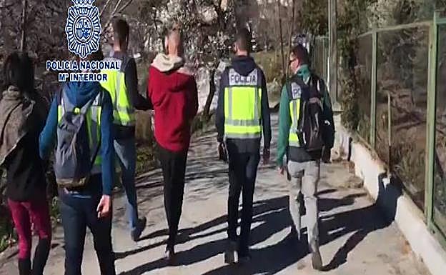 Los dos detenidos en una cortijada de Órgiva cuando eran conducidos a un coche policial