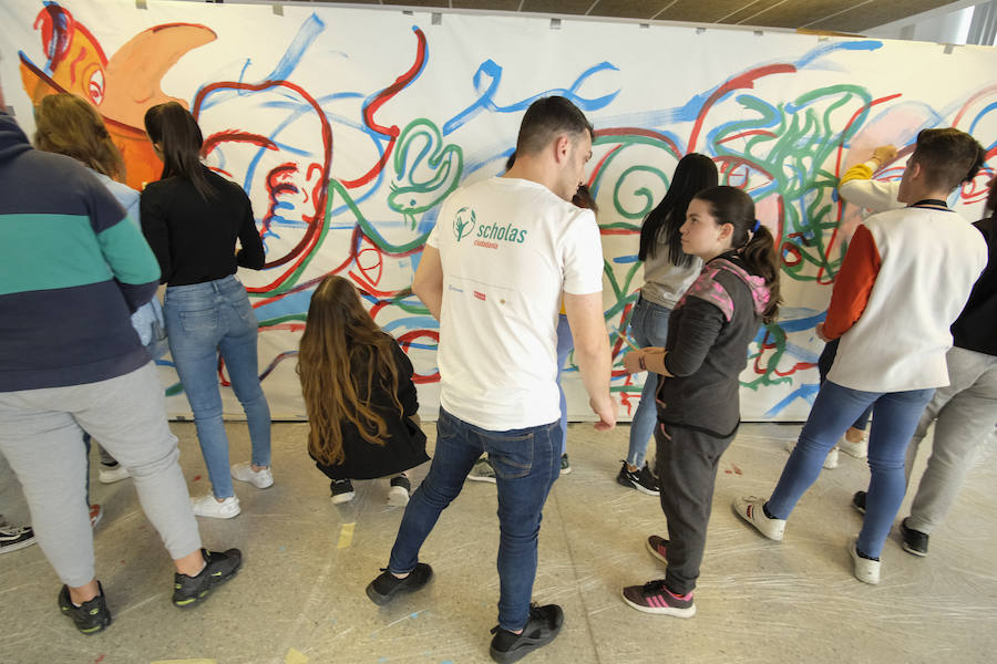 Las jornadas de Scholas Ciudadanía, que se celebra por primera vez en Granada, ha superado todas las expectativas por la alta participación y el trabajo de los estudiantes. El proyecto, que ya ha viajado por América Latina, Asia y parte de Europa, intenta que los estudiantes granadinos de las once instituciones públicas y privadas que han participado, analicen y propongan soluciones para los problemas que les afectan de manera más directa.
