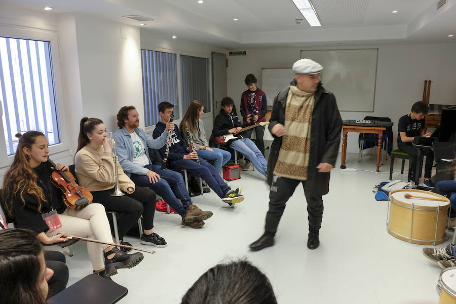 Las jornadas de Scholas Ciudadanía, que se celebra por primera vez en Granada, ha superado todas las expectativas por la alta participación y el trabajo de los estudiantes. El proyecto, que ya ha viajado por América Latina, Asia y parte de Europa, intenta que los estudiantes granadinos de las once instituciones públicas y privadas que han participado, analicen y propongan soluciones para los problemas que les afectan de manera más directa.