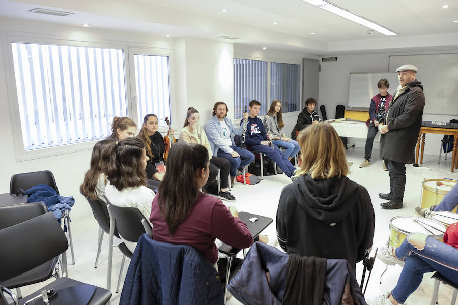 Las jornadas de Scholas Ciudadanía, que se celebra por primera vez en Granada, ha superado todas las expectativas por la alta participación y el trabajo de los estudiantes. El proyecto, que ya ha viajado por América Latina, Asia y parte de Europa, intenta que los estudiantes granadinos de las once instituciones públicas y privadas que han participado, analicen y propongan soluciones para los problemas que les afectan de manera más directa.