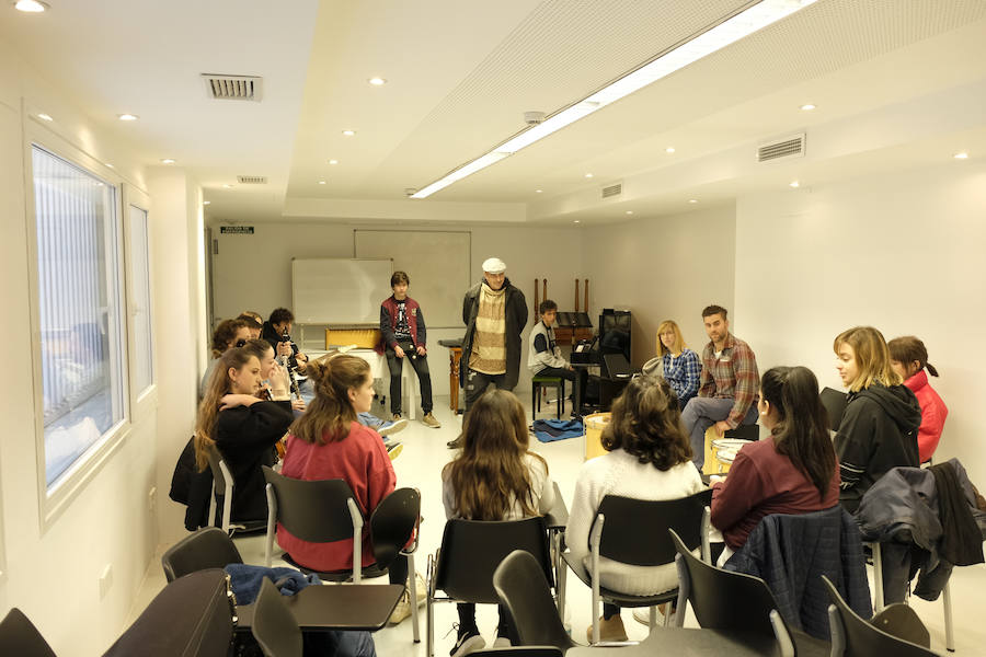 Las jornadas de Scholas Ciudadanía, que se celebra por primera vez en Granada, ha superado todas las expectativas por la alta participación y el trabajo de los estudiantes. El proyecto, que ya ha viajado por América Latina, Asia y parte de Europa, intenta que los estudiantes granadinos de las once instituciones públicas y privadas que han participado, analicen y propongan soluciones para los problemas que les afectan de manera más directa.