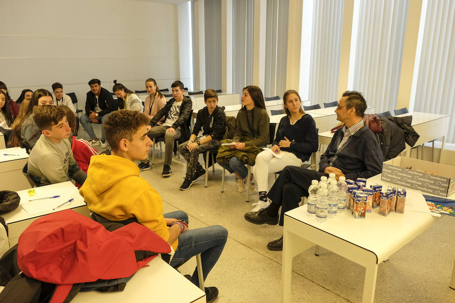 Las jornadas de Scholas Ciudadanía, que se celebra por primera vez en Granada, ha superado todas las expectativas por la alta participación y el trabajo de los estudiantes. El proyecto, que ya ha viajado por América Latina, Asia y parte de Europa, intenta que los estudiantes granadinos de las once instituciones públicas y privadas que han participado, analicen y propongan soluciones para los problemas que les afectan de manera más directa.