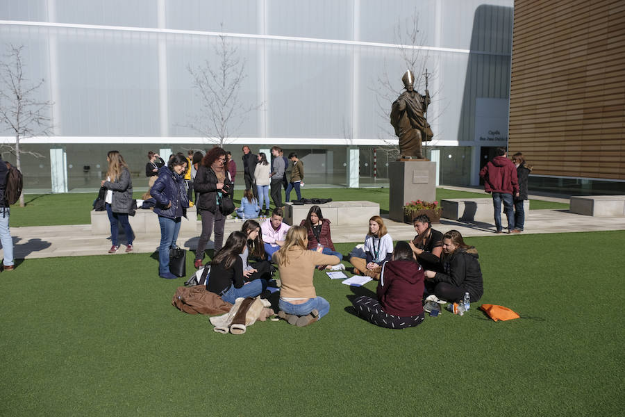 Las jornadas de Scholas Ciudadanía, que se celebra por primera vez en Granada, ha superado todas las expectativas por la alta participación y el trabajo de los estudiantes. El proyecto, que ya ha viajado por América Latina, Asia y parte de Europa, intenta que los estudiantes granadinos de las once instituciones públicas y privadas que han participado, analicen y propongan soluciones para los problemas que les afectan de manera más directa.