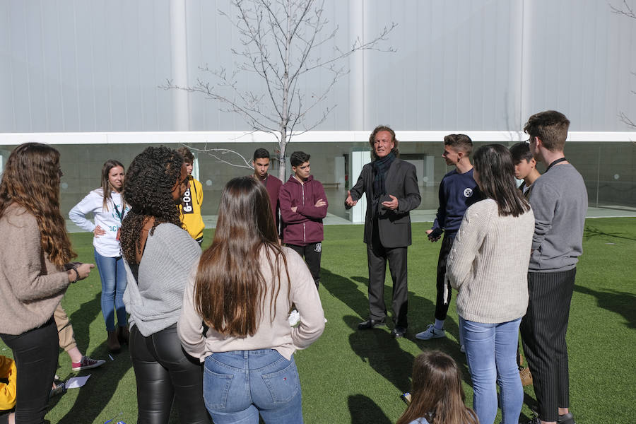 Las jornadas de Scholas Ciudadanía, que se celebra por primera vez en Granada, ha superado todas las expectativas por la alta participación y el trabajo de los estudiantes. El proyecto, que ya ha viajado por América Latina, Asia y parte de Europa, intenta que los estudiantes granadinos de las once instituciones públicas y privadas que han participado, analicen y propongan soluciones para los problemas que les afectan de manera más directa.