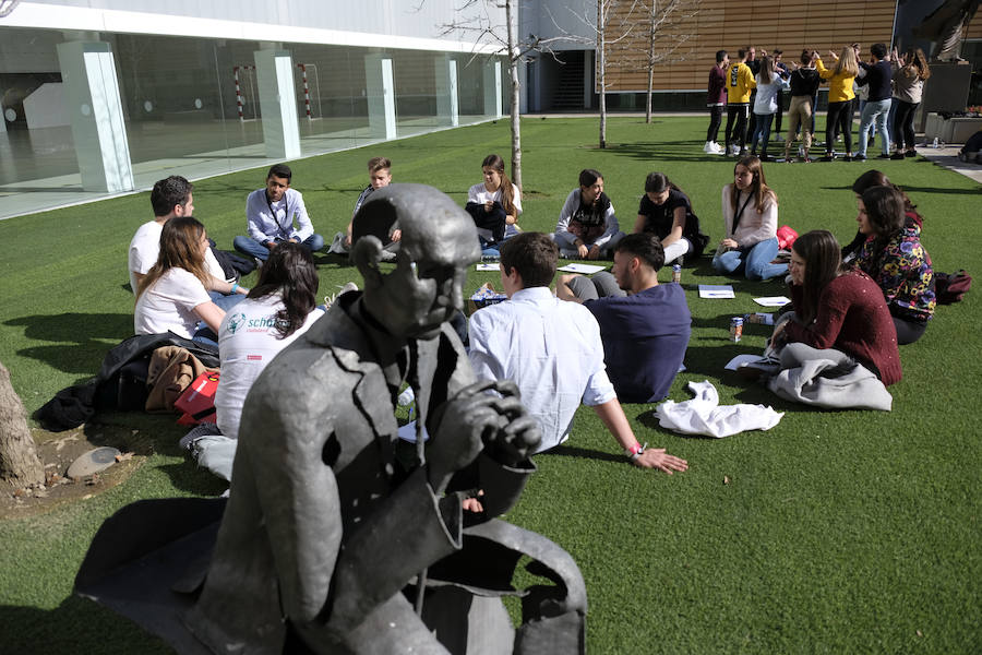 Las jornadas de Scholas Ciudadanía, que se celebra por primera vez en Granada, ha superado todas las expectativas por la alta participación y el trabajo de los estudiantes. El proyecto, que ya ha viajado por América Latina, Asia y parte de Europa, intenta que los estudiantes granadinos de las once instituciones públicas y privadas que han participado, analicen y propongan soluciones para los problemas que les afectan de manera más directa.
