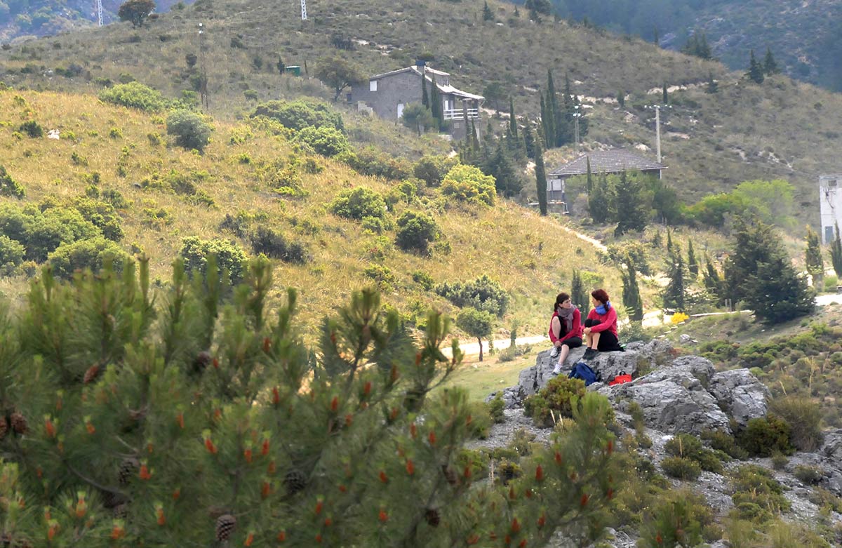 Boca de la Pescá.: El sendero parte del parking del Hervidero con vistas a los Alayos.