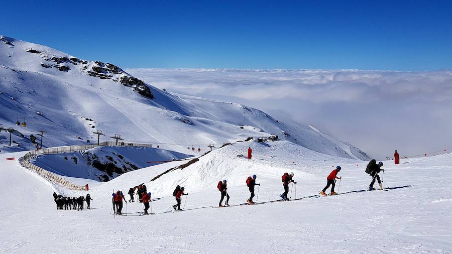 La Unidad de emergencias del Ejército (UME) realizó este jueves un ejercicio de inmersión en una de las balsas de abastecimiento de agua para la producción de nieve. Fue un ejercicio complejo en el que los especialistas tuvieron incluso que romper la gruesa capa de hielo para poder sumergirse.