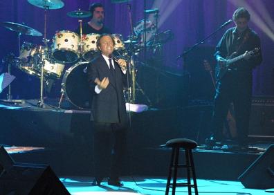 Imagen secundaria 1 - Actuación de Julio Iglesias en el Palacio de Congresos de Granada en el año 2002.