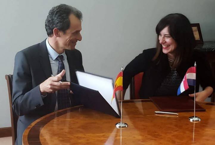 Pedro Duque, ministro de Ciecia, y su homóloga croata, Blalenka Divjak, firman un rocumento que ratifica la candidatura conjunta por el acelerador de partículas