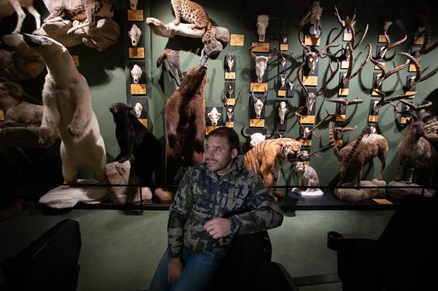 Ramón Garoz posa en el Museo de la Caza de los Yébenes, montado junto a su padre y su hermano mayor, los tres taxidermistas. 