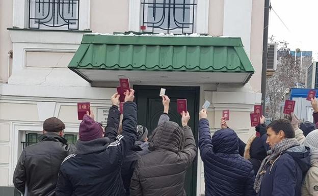Varios padres, este miércoles, frente al consulado de Kiev, reclaman un pasaporte para sus hijos. 