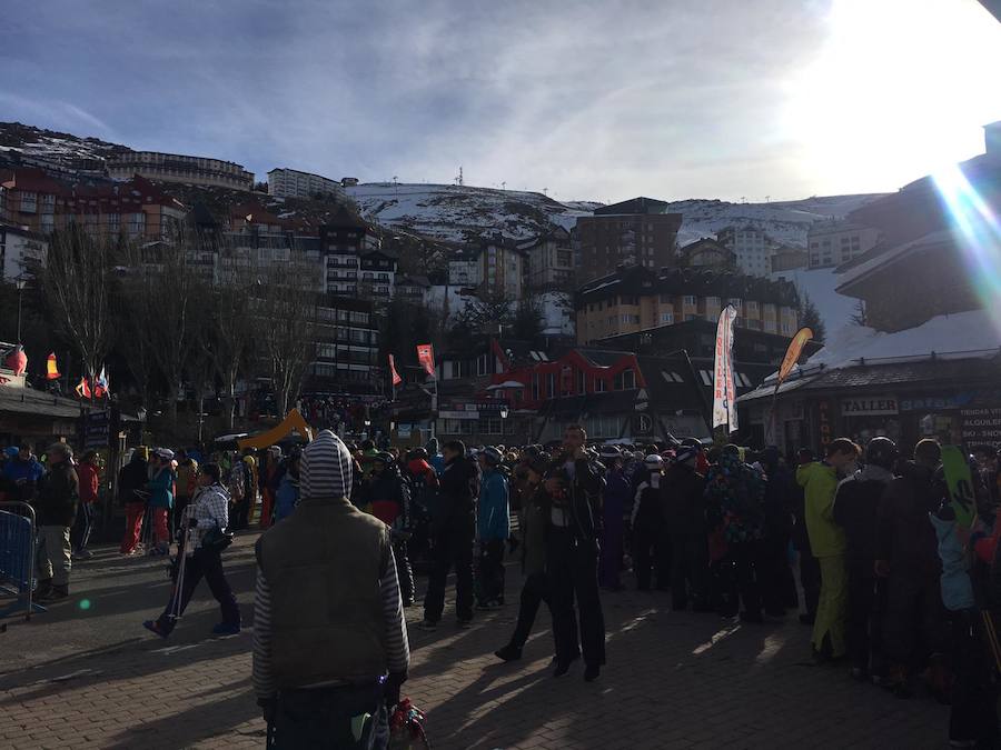 Decenas de personas se agolpan frente al telecabina Al-Andalus esperando por si la estación abre