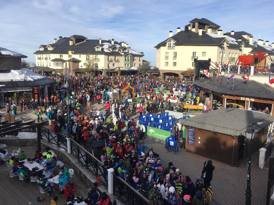 Decenas de personas se agolpan frente al telecabina Al-Andalus esperando por si la estación abre