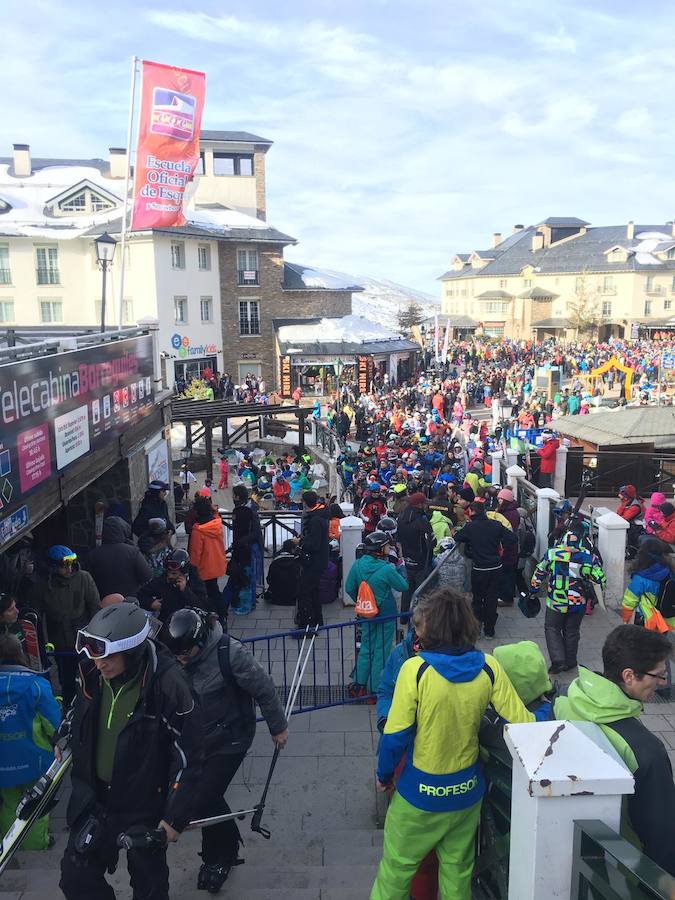 Decenas de personas se agolpan frente al telecabina Al-Andalus esperando por si la estación abre