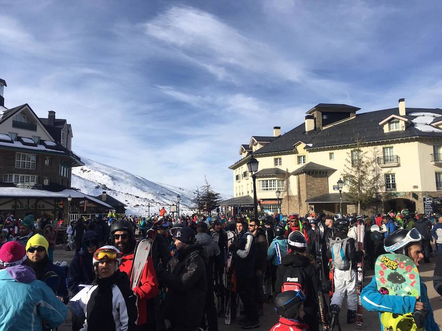 Decenas de personas se agolpan frente al telecabina Al-Andalus esperando por si la estación abre