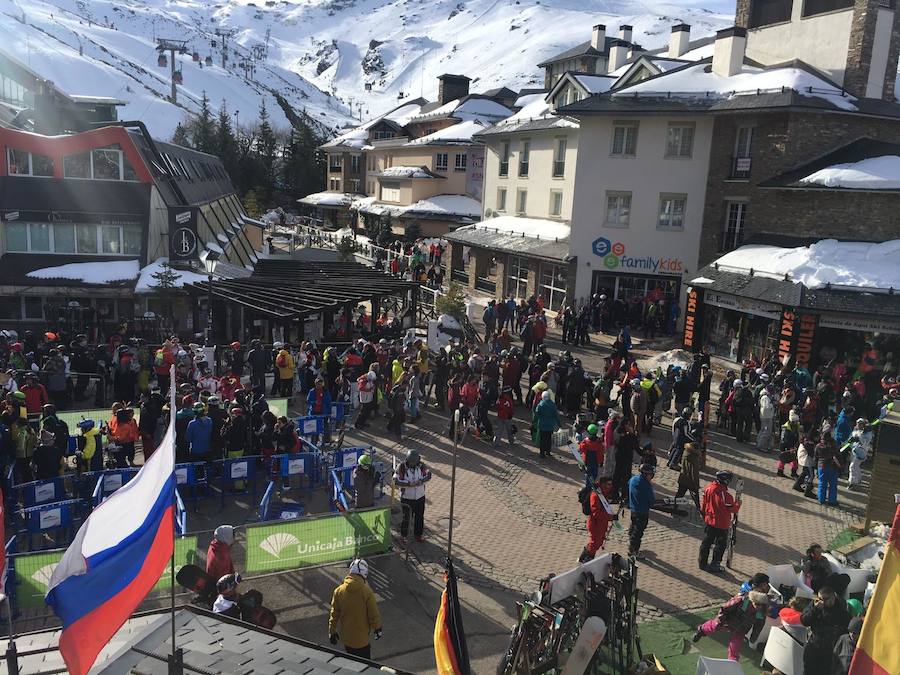 Decenas de personas se agolpan frente al telecabina Al-Andalus esperando por si la estación abre