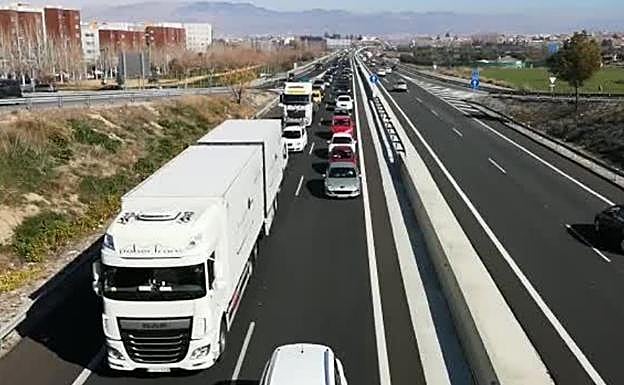 Nuevo atasco kilométrico en la bajada a la Costa de Granada