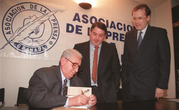 El periodista Rafael García Manzano firma un ejemplar de su libro en presencia de Juan Jesús Hernández y Melchor Sáiz-Pardo, en enero de 1998.