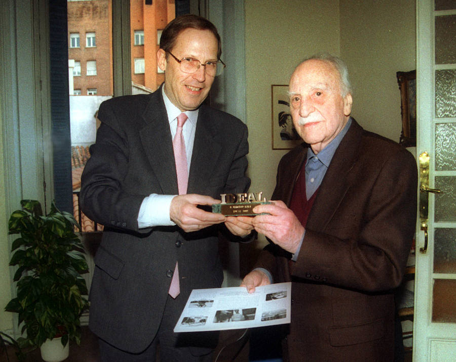 Entrega a Francisco Ayala el premio IDEAL. Abril de 2000