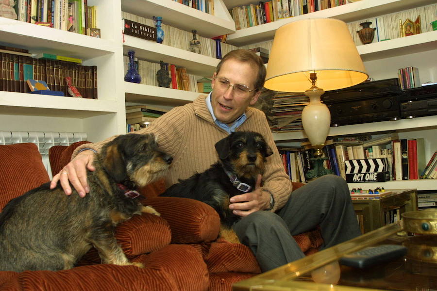 En su casa en 2002, tras ser nombrado director de Relaciones Institucionales de IDEAL.