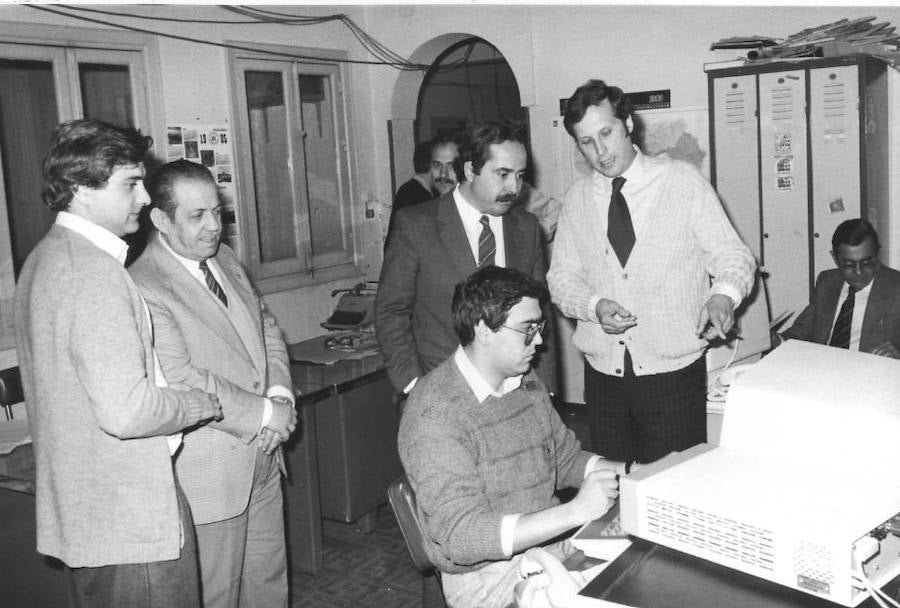 El gobernado civil, Pedro Tembury escucha las explicaciones del director Melchor Sáiz Pardo, en su visita a las instalaciones de Ideal. 1985