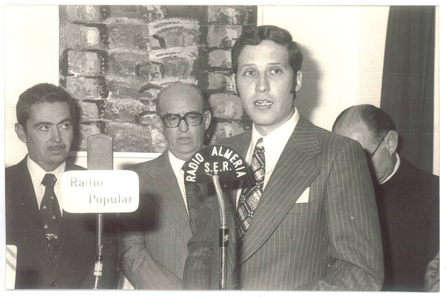 Inauguración de la delegación e IDEAL en Almería. En la imagen, junto a Aquilino Morcillo, consejero delegado de Redacción de Edica y Merino González, gobernador civil de Almería. Marzo de 1975