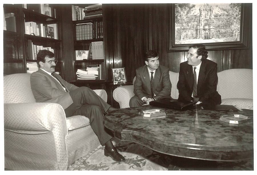 El director de IDEAL y el consejero de Corporación de Medios S.A, José María Bergareche, informan, en el palacio de Monsalves al presidente de la Junta, José Rodríguez de la Borbolla, sobre la nueva etapa de IDEAL ligada al grupo El Correo. Febrero de 1989
