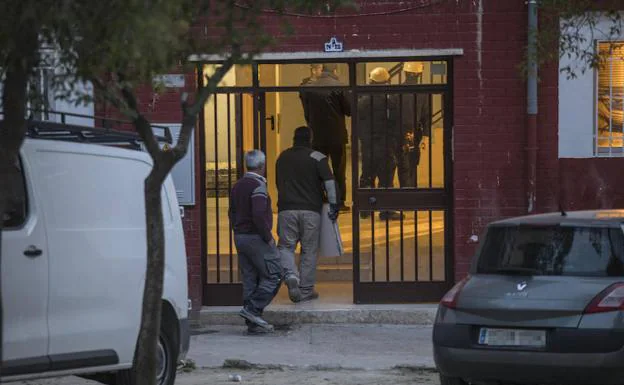 Albañiles con placas de yeso para cerrar ayer los accesos a las viviendas registradas en el barrio de Las Flores.