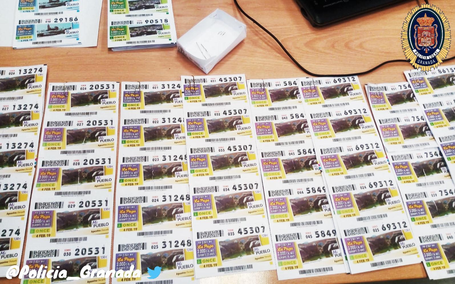 Cupones hallados en la basura en la calle Periodista Luis de Vicente.