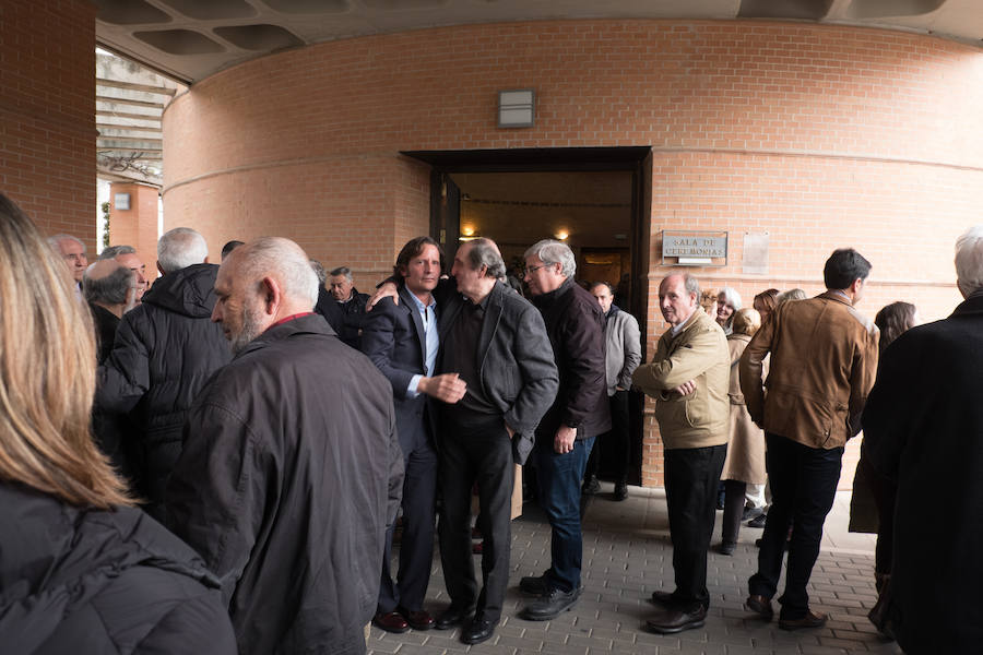 Familiares, amigos, periodistas, empleados y jubilados de IDEAL y representantes de diversas instituciones han dicho este martes el último adiós al histórico director de IDEAL, Melchor Sáiz-Pardo, cuyo funeral ha tenido lugar esta tarde en el Cementerio de San José de Granada.