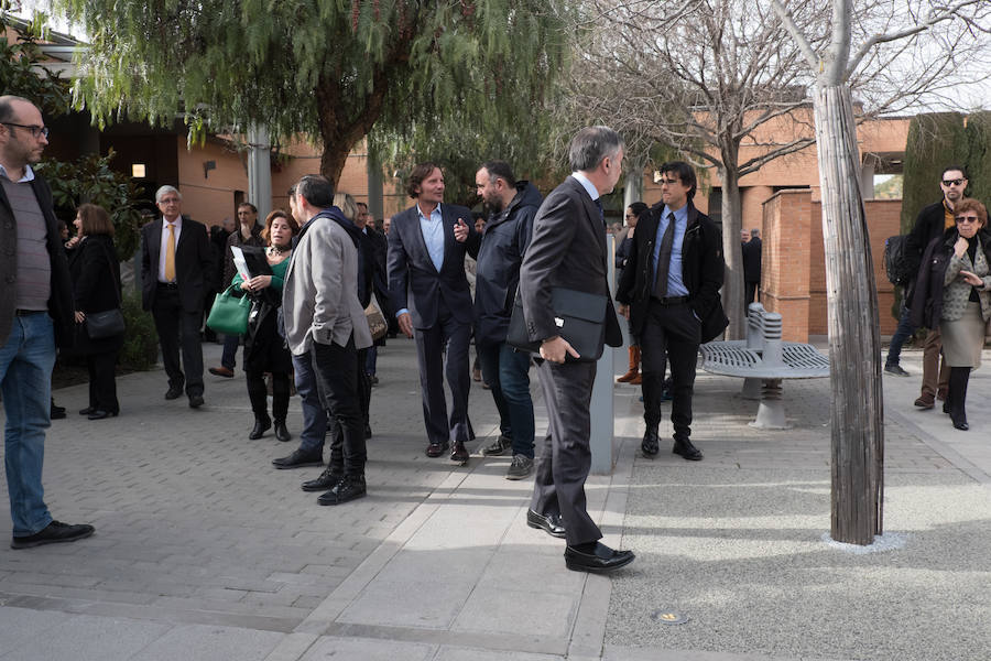 Familiares, amigos, periodistas, empleados y jubilados de IDEAL y representantes de diversas instituciones han dicho este martes el último adiós al histórico director de IDEAL, Melchor Sáiz-Pardo, cuyo funeral ha tenido lugar esta tarde en el Cementerio de San José de Granada.