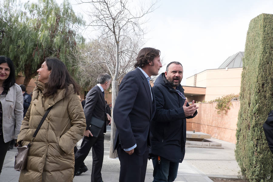 Familiares, amigos, periodistas, empleados y jubilados de IDEAL y representantes de diversas instituciones han dicho este martes el último adiós al histórico director de IDEAL, Melchor Sáiz-Pardo, cuyo funeral ha tenido lugar esta tarde en el Cementerio de San José de Granada.