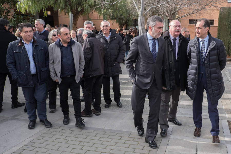 Familiares, amigos, periodistas, empleados y jubilados de IDEAL y representantes de diversas instituciones han dicho este martes el último adiós al histórico director de IDEAL, Melchor Sáiz-Pardo, cuyo funeral ha tenido lugar esta tarde en el Cementerio de San José de Granada.