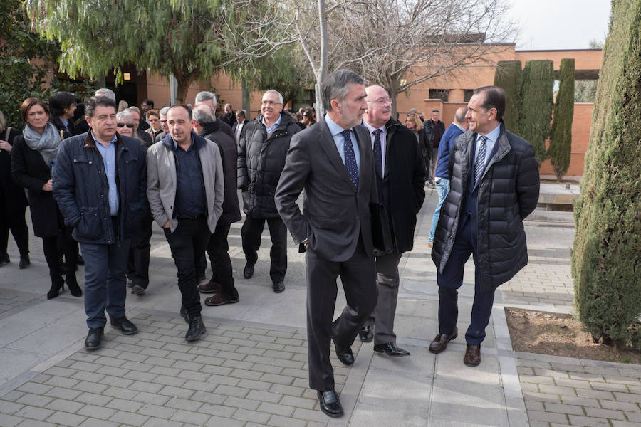 Familiares, amigos, periodistas, empleados y jubilados de IDEAL y representantes de diversas instituciones han dicho este martes el último adiós al histórico director de IDEAL, Melchor Sáiz-Pardo, cuyo funeral ha tenido lugar esta tarde en el Cementerio de San José de Granada.