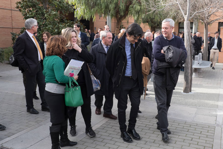 Familiares, amigos, periodistas, empleados y jubilados de IDEAL y representantes de diversas instituciones han dicho este martes el último adiós al histórico director de IDEAL, Melchor Sáiz-Pardo, cuyo funeral ha tenido lugar esta tarde en el Cementerio de San José de Granada.