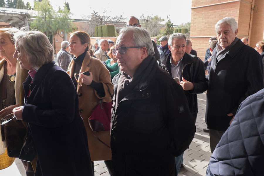 Familiares, amigos, periodistas, empleados y jubilados de IDEAL y representantes de diversas instituciones han dicho este martes el último adiós al histórico director de IDEAL, Melchor Sáiz-Pardo, cuyo funeral ha tenido lugar esta tarde en el Cementerio de San José de Granada.