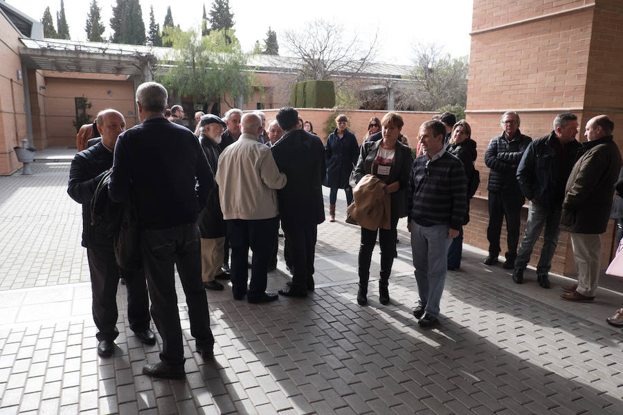 Familiares, amigos, periodistas, empleados y jubilados de IDEAL y representantes de diversas instituciones han dicho este martes el último adiós al histórico director de IDEAL, Melchor Sáiz-Pardo, cuyo funeral ha tenido lugar esta tarde en el Cementerio de San José de Granada.