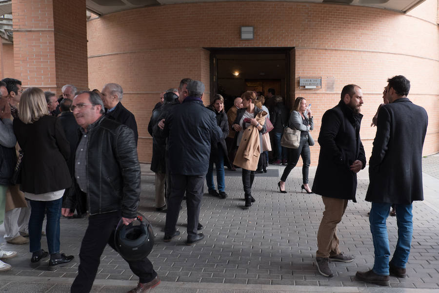 Familiares, amigos, periodistas, empleados y jubilados de IDEAL y representantes de diversas instituciones han dicho este martes el último adiós al histórico director de IDEAL, Melchor Sáiz-Pardo, cuyo funeral ha tenido lugar esta tarde en el Cementerio de San José de Granada.