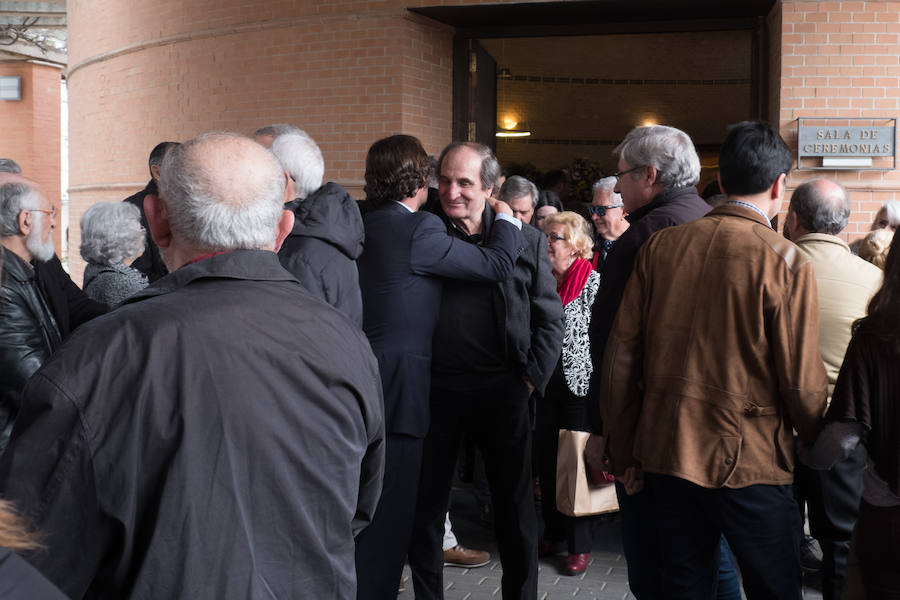 Familiares, amigos, periodistas, empleados y jubilados de IDEAL y representantes de diversas instituciones han dicho este martes el último adiós al histórico director de IDEAL, Melchor Sáiz-Pardo, cuyo funeral ha tenido lugar esta tarde en el Cementerio de San José de Granada.