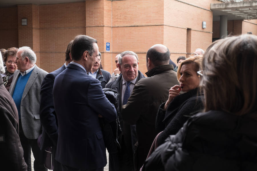 Familiares, amigos, periodistas, empleados y jubilados de IDEAL y representantes de diversas instituciones han dicho este martes el último adiós al histórico director de IDEAL, Melchor Sáiz-Pardo, cuyo funeral ha tenido lugar esta tarde en el Cementerio de San José de Granada.