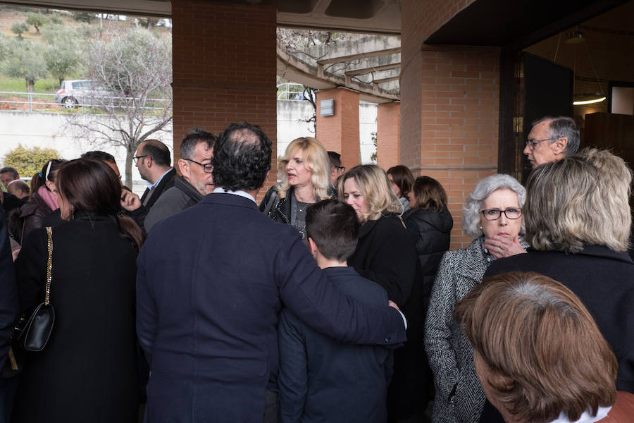 Familiares, amigos, periodistas, empleados y jubilados de IDEAL y representantes de diversas instituciones han dicho este martes el último adiós al histórico director de IDEAL, Melchor Sáiz-Pardo, cuyo funeral ha tenido lugar esta tarde en el Cementerio de San José de Granada.