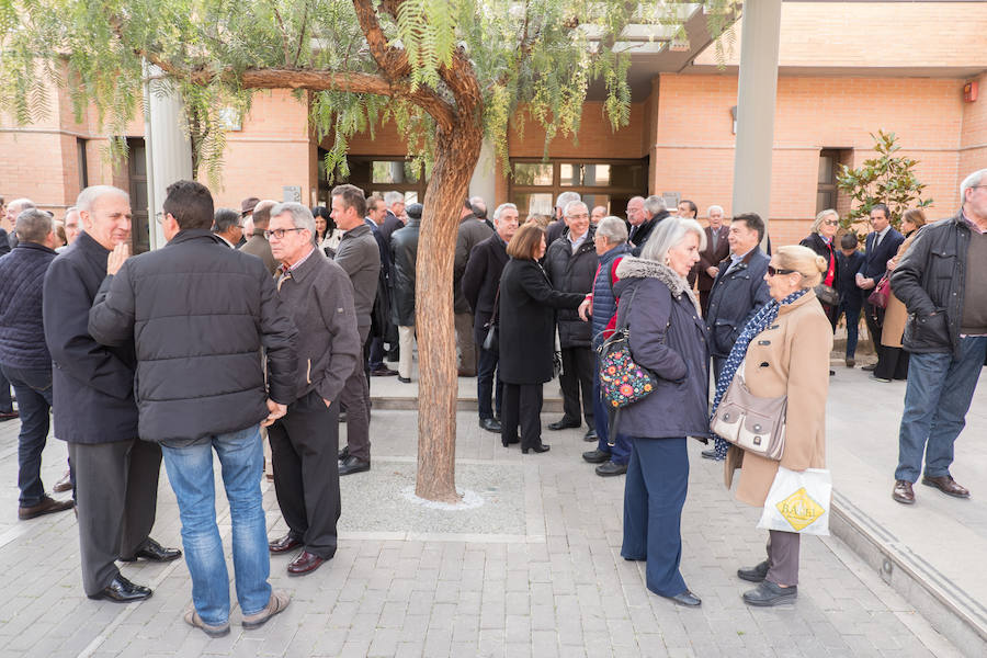 Familiares, amigos, periodistas, empleados y jubilados de IDEAL y representantes de diversas instituciones han dicho este martes el último adiós al histórico director de IDEAL, Melchor Sáiz-Pardo, cuyo funeral ha tenido lugar esta tarde en el Cementerio de San José de Granada.