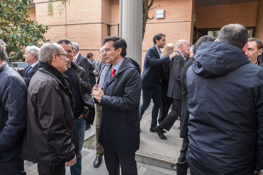 Familiares, amigos, periodistas, empleados y jubilados de IDEAL y representantes de diversas instituciones han dicho este martes el último adiós al histórico director de IDEAL, Melchor Sáiz-Pardo, cuyo funeral ha tenido lugar esta tarde en el Cementerio de San José de Granada.