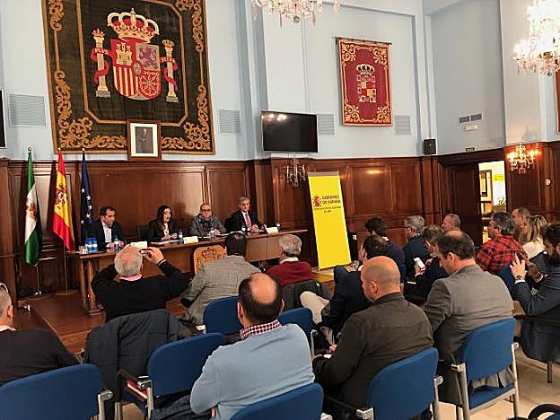 Reunión de responsables de la administración con regantes.